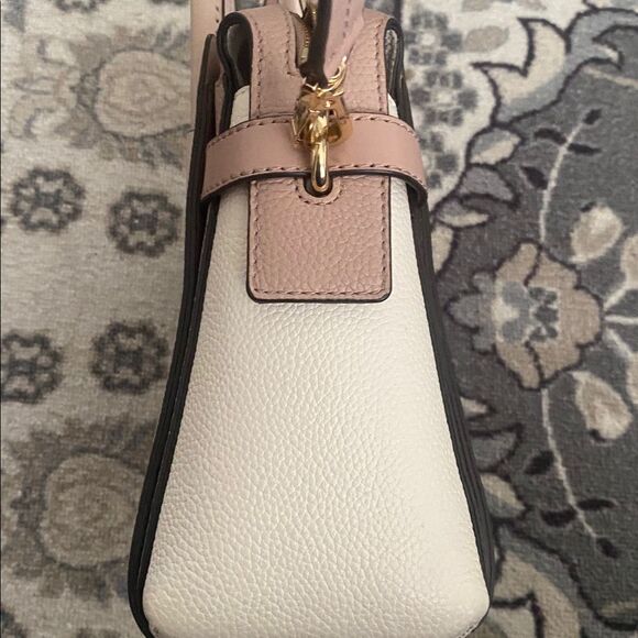 Michael Kors Mercer bag

Michael Kors Blush Pink Satchel with Gold Details - Picture 9 of 11